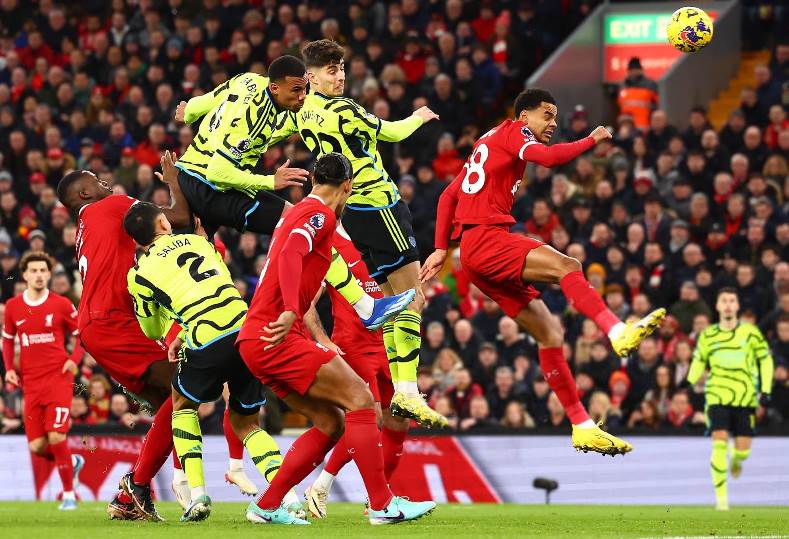 قمة حاسمة على ملعب الإمارات: آرسنال يواجه ليفربول في صراع على لقب الدوري