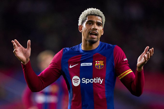 مدافع برشلونة يتجاهل اهتمام بايرن ميونيخ